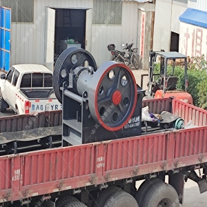 小型顎式破碎機發(fā)往重慶破碎礦石