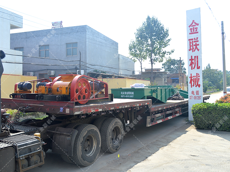 小型對輥破碎機和直線篩發往江蘇處理硅石