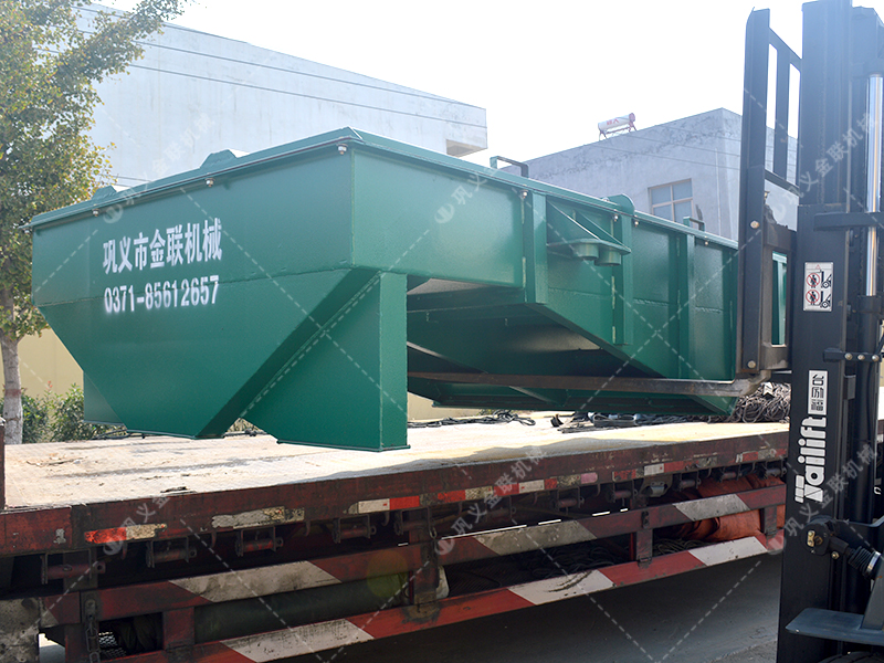 對(duì)輥機(jī)直線篩發(fā)往廣東肇慶處理干粉沙漿