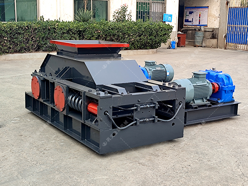 小型對輥破碎機發(fā)往福建破碎瓜子石