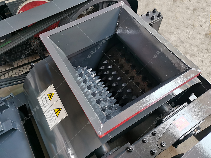 小型雙齒輥破碎機發往廣西破碎錳礦