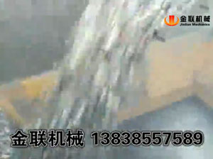 對輥制砂機視頻_鵝卵石制砂現(xiàn)場視頻